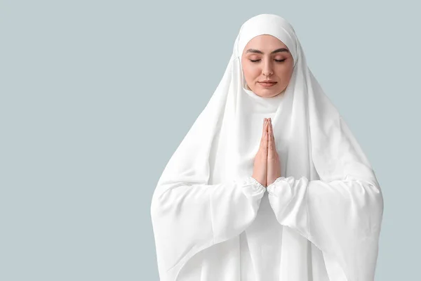 穆斯林妇女在光明的背景下祈祷 — 图库照片
