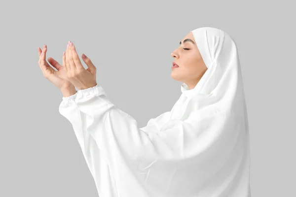 Donna Musulmana Che Prega Sfondo Chiaro — Foto Stock