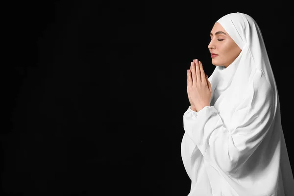 Muslimische Frau Betet Auf Dunklem Hintergrund — Stockfoto