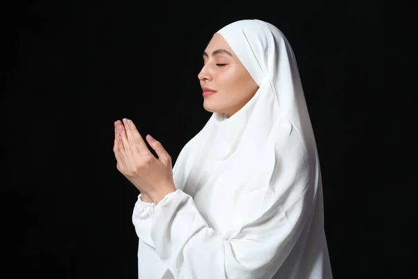 Muslimische Frau Betet Auf Dunklem Hintergrund — Stockfoto