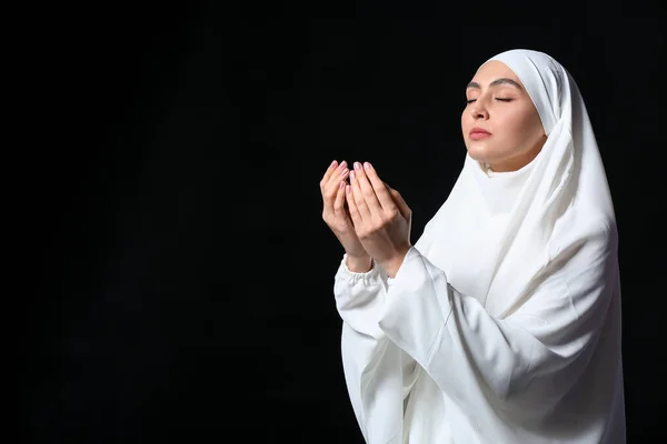 Muslimische Frau Betet Auf Dunklem Hintergrund — Stockfoto