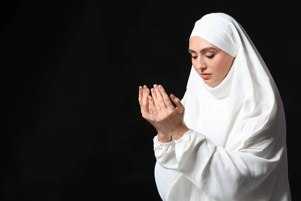 在黑暗背景下祈祷的穆斯林妇女 — 图库照片