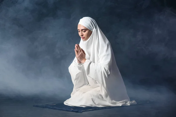 暗い背景で祈るイスラム教徒の女性 — ストック写真