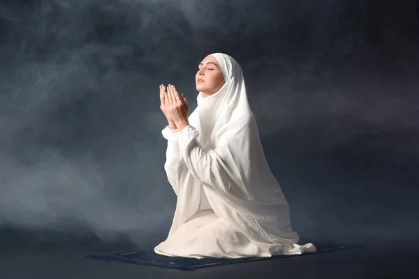 Muslimische Frau Betet Auf Dunklem Hintergrund — Stockfoto