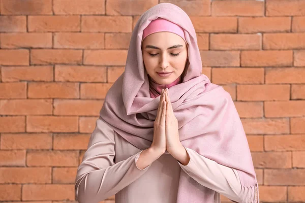 Muslim Woman Praying Brick Background — Stock Photo, Image