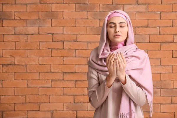 Muslim Woman Praying Brick Background — Stock Photo, Image
