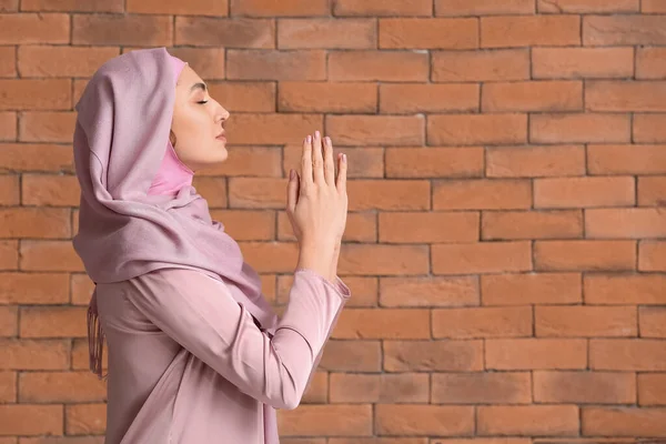 Mujer Musulmana Rezando Sobre Fondo Ladrillo —  Fotos de Stock