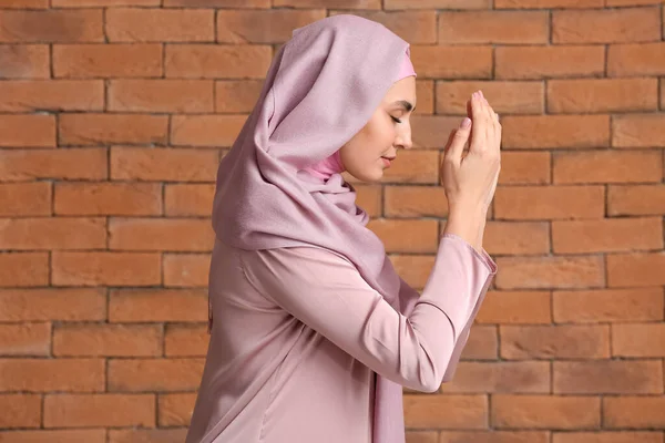 Moslim Vrouw Bidden Baksteen Achtergrond — Stockfoto