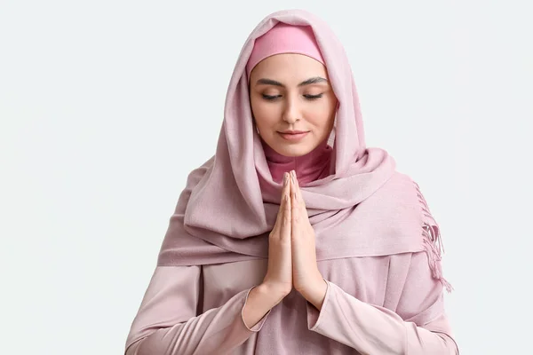白い背景で祈るイスラム教徒の女性 — ストック写真