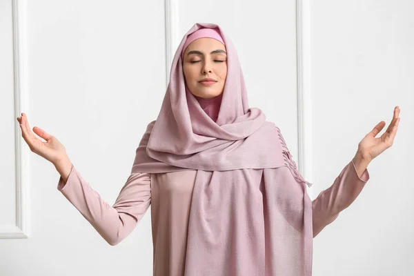 Femme Musulmane Priant Sur Fond Blanc — Photo