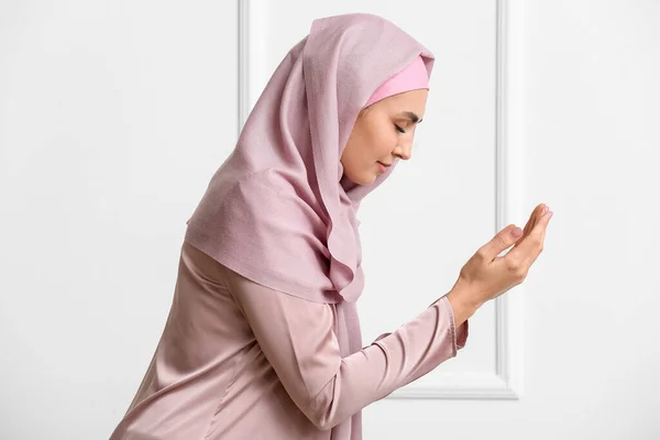 Mulher Muçulmana Orando Fundo Branco — Fotografia de Stock