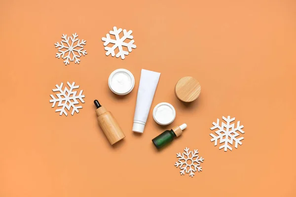 Olika Kosmetiska Produkter Och Snöflingor Färg Bakgrund — Stockfoto