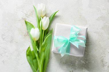 Uluslararası Kadınlar Günü için açık arkaplanda güzel lale çiçekleri ve hediye kutusu