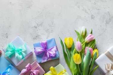 Uluslararası Kadınlar Günü için açık arkaplanda güzel lale çiçekleri ve hediye kutuları