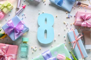 Kadın aksesuarları, lale çiçekleri ve açık arkaplanda Uluslararası Kadınlar Günü için hediye kutularıyla kompozisyon