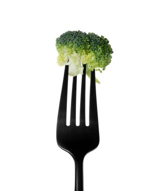 Taze brokoli beyaz arka plan üzerinde izole çatal