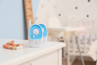 Modern bebek monitörleri ve iplik masadaki masada.