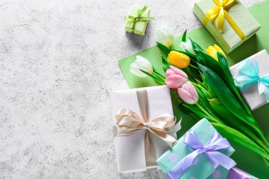 Uluslararası Kadınlar Günü kutlamaları için hediye kutuları ve çiçeklerle beste