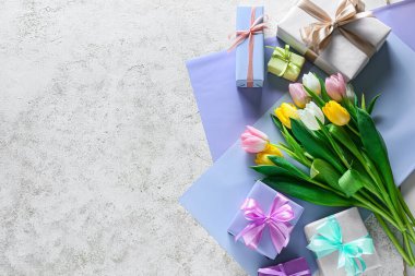 Uluslararası Kadınlar Günü kutlamaları için hediye kutuları ve çiçeklerle beste