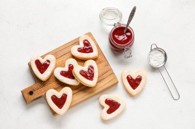 Tatlı kurabiyeler ve reçelli pano. Sevgililer Günü kutlaması için arka planda.