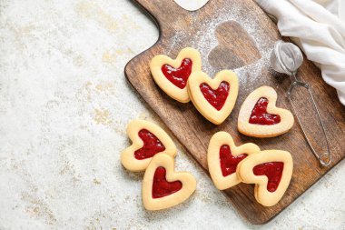 Hafif arkaplanda Sevgililer Günü kutlaması için lezzetli kurabiyeli pano