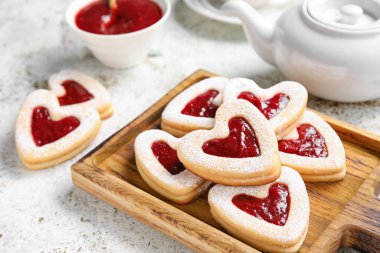 Sevgililer Günü kutlaması için lezzetli kurabiyeli pano arka planda, yakın plan