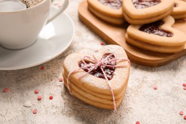 Sevgililer Günü kutlamaları için tatlı kurabiyeler arka planda, yakın plan