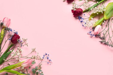 Pembe arka planda güzel çiçekli kompozisyon