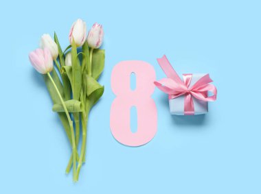 Güzel lale çiçekleri, kağıt figür 8 ve renk arkaplanda hediye kutusu