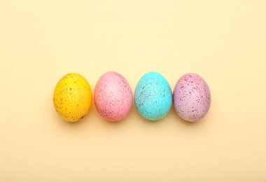 Renkli arka planda güzel boyanmış Paskalya yumurtaları