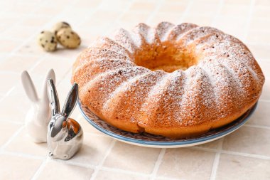 Lezzetli Paskalya pastası ve fayans kaplamalı bir tabak.