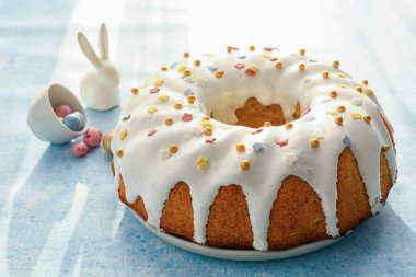 Mavi arka planda lezzetli Paskalya pastası tabağı