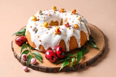 Lezzetli Paskalya pastası ve bej arka planda yumurtaları olan ahşap tahta tahta.