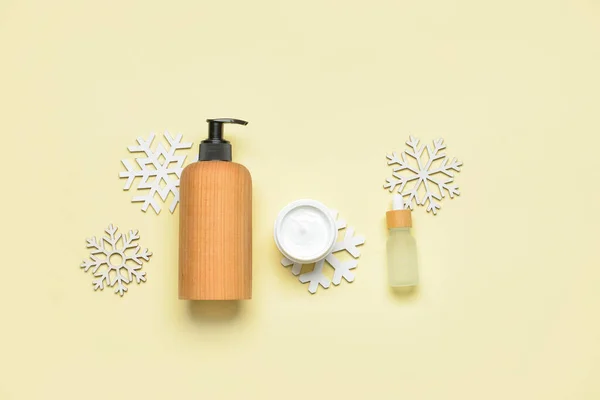 Kosmetiska Produkter Och Snöflingor Färg Bakgrund — Stockfoto