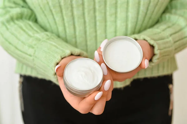 Mujer Sosteniendo Tarro Con Crema Sobre Fondo Claro Primer Plano —  Fotos de Stock