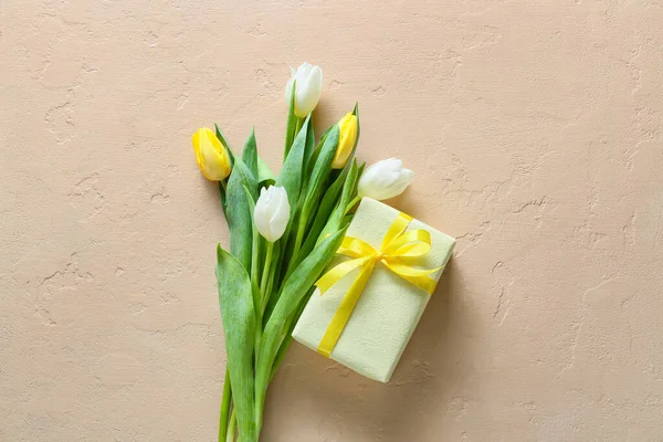 Vackra Tulpan Blommor Och Presentask För Internationella Kvinnodagen Beige Bakgrund — Stockfoto