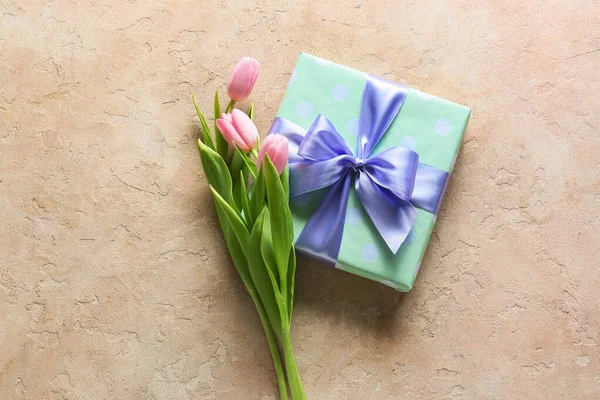 Vackra Tulpan Blommor Och Presentask För Internationella Kvinnodagen Beige Bakgrund — Stockfoto