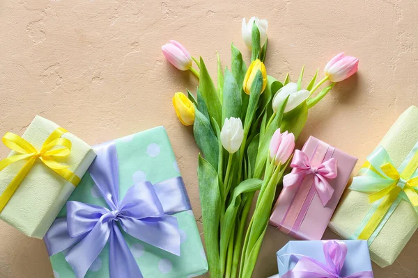 Красивые Цветы Тюльпанов Подарочные Коробки Международный Женский День Бежевом Фоне — стоковое фото