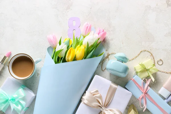 Csokor Gyönyörű Tulipán Virágok Női Tartozékok Ajándékdobozok Nemzetközi Nőnap Világos — Stock Fotó