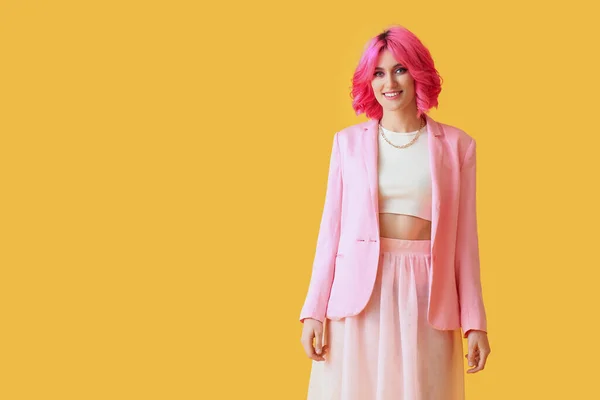 Mujer Elegante Con Pelo Brillante Sobre Fondo Color — Foto de Stock