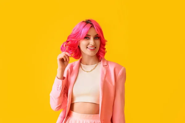 Mujer Elegante Con Pelo Brillante Sobre Fondo Color —  Fotos de Stock