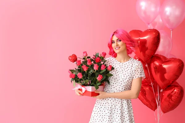有一头明亮的头发 一束鲜花和一个色彩艳丽的气球的时髦女人 情人节庆祝活动 — 图库照片