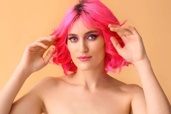 Mujer Elegante Con Pelo Brillante Sobre Fondo Color — Foto de Stock