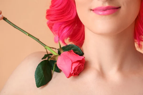 Mujer Con Estilo Con Pelo Brillante Flor Rosa Sobre Fondo —  Fotos de Stock