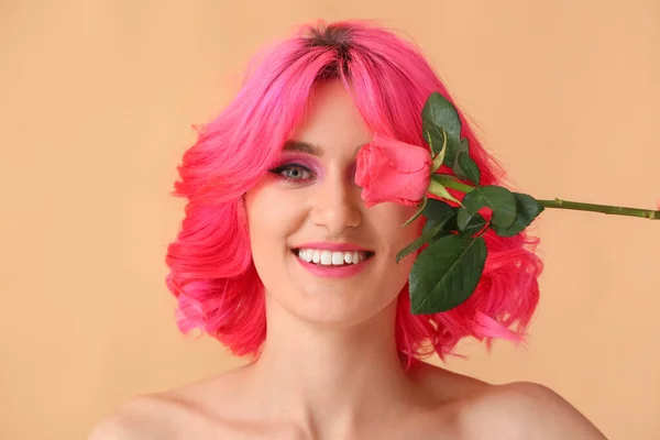 Mulher Elegante Com Cabelo Brilhante Rosa Flor Fundo Cor — Fotografia de Stock