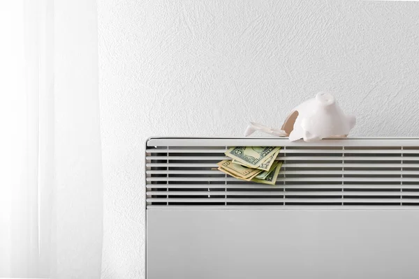 Gebroken Spaarpot Met Dollarbiljetten Radiator Bij Witte Muur Begrip Verwarmingsseizoen — Stockfoto