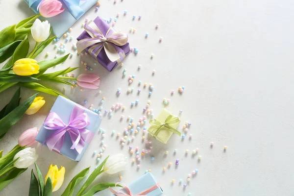 Összetétel Ajándékdobozokkal Virágokkal Nemzetközi Nőnapi Ünnepléshez Fehér Alapon — Stock Fotó