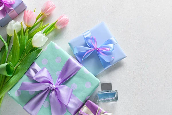 Összetétel Ajándékdobozokkal Virágokkal Parfümökkel Nemzetközi Nőnapi Ünnepléshez Fehér Alapon — Stock Fotó