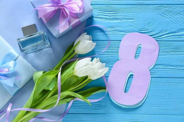 Sammansättning Med Presentaskar Blommor Och Parfym För Internationella Kvinnodagen Firande — Stockfoto