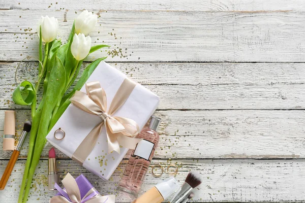 Sammansättning Med Presentaskar Blommor Och Kosmetiska Produkter För Internationella Kvinnodagen — Stockfoto